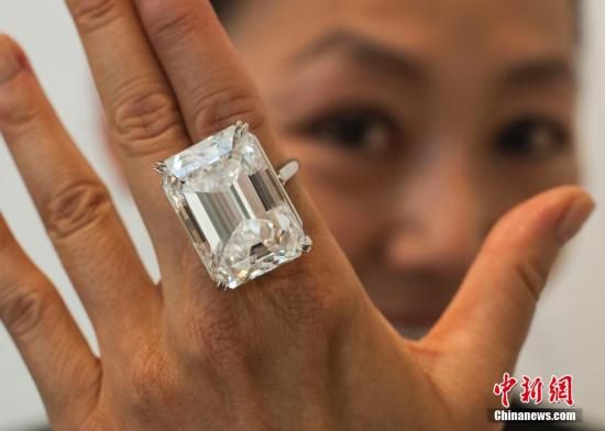 100克拉祖母绿形钻石将拍卖：或达2500万美元(图)
