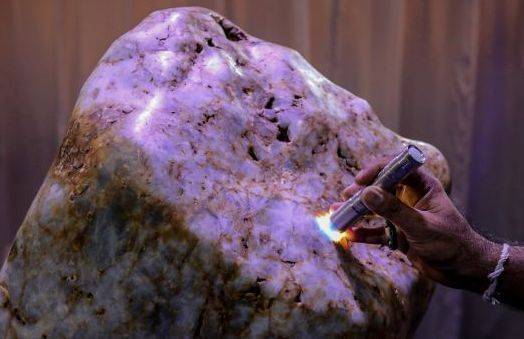 国际最大单体蓝宝石被发现，被命名为 &quot;亚洲皇后&quot;