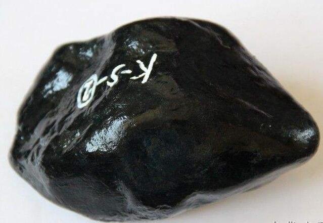黑乌砂翡翠原石怎么进行分类，这几种都是黑乌砂翡翠赌石哦