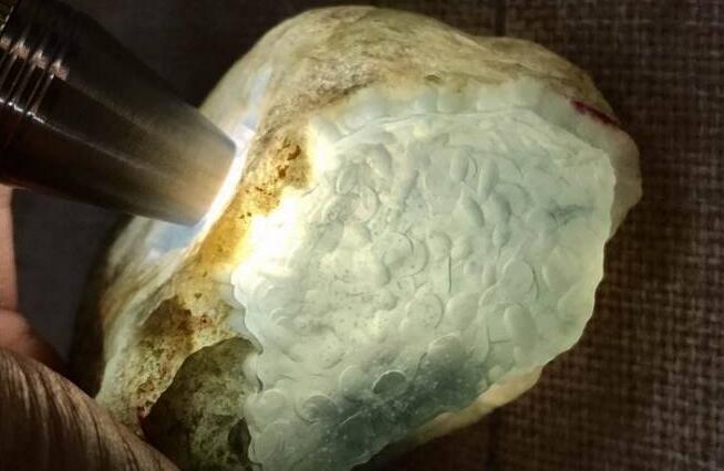 翡翠玉石扳指加工外表普通的冰种翡翠原石价格不普通，冰种翡翠原石究竟有多贵？