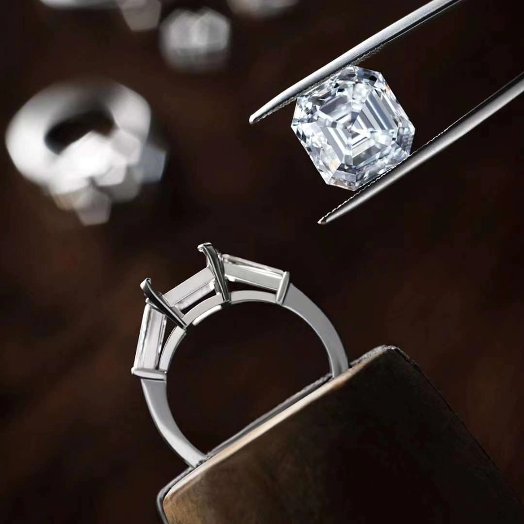 钻石首饰会因何而闻名于世？