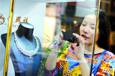 翡翠有几种绿色上海国际珠宝展：亿元翡翠不卖 彩色宝石热销