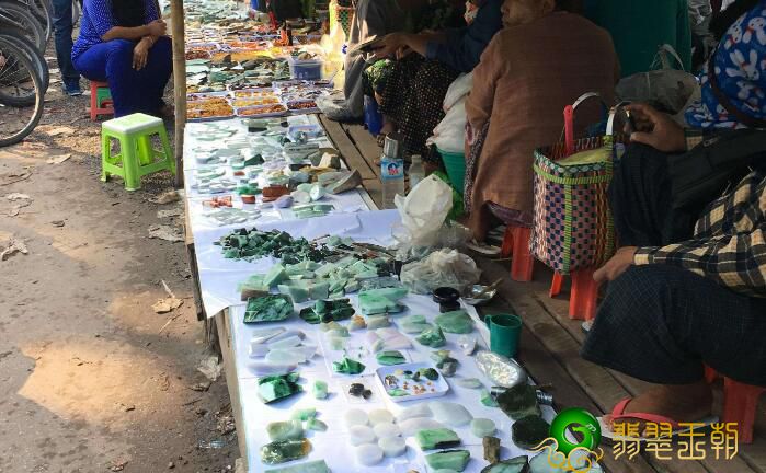 翡翠玉器批发价格超低越南翡翠几个贸易市场？三个贸易市场中挑选哪一个就是你需要的