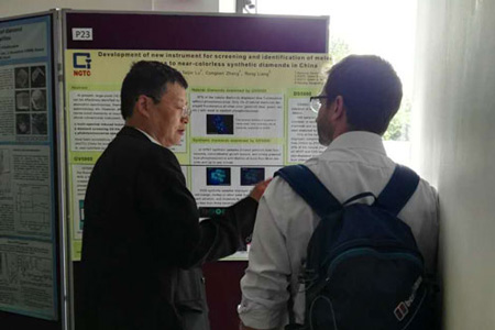 NGTC首席科学家陆太进博士在活动现场与出席专家进行交流