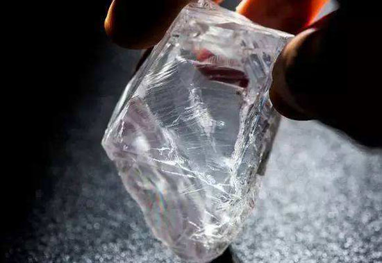 天然钻石与合成钻石在特征上存在哪些区别？
