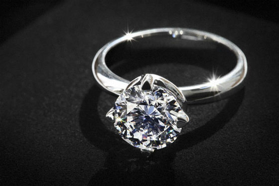 戴比尔斯说，钻石首饰需求创下82亿美元的纪录