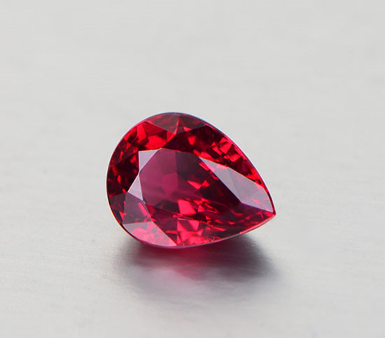 如何分辨天然红宝石和人造红宝石？