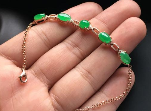 绿色的玉石手链为什么越来越多女孩喜爱？