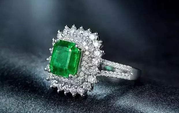 一克拉祖母绿型钻石戒指的价格怎么估量？看完不再是小白！