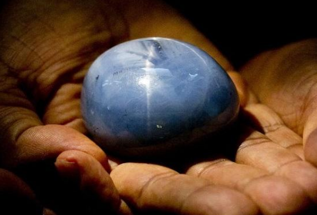 世界最大蓝宝石起名亚当之星 叫卖3亿美元