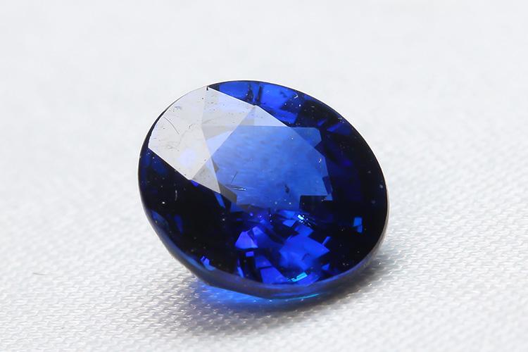 男士蓝宝石戒面为何多为方形？男士蓝宝石戒指有何特色？