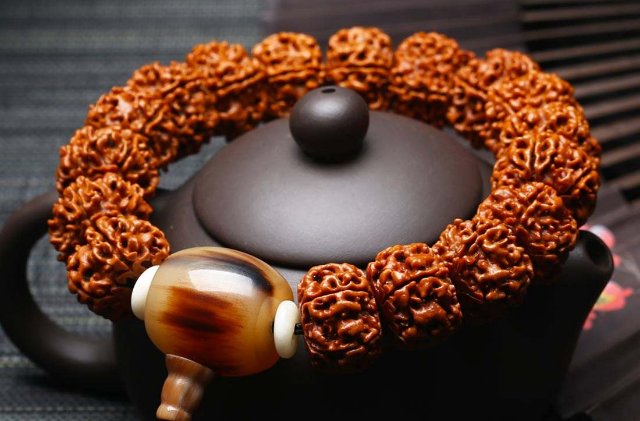 你知道金刚菩提手串怎么盘玩吗？你知道金刚菩提几瓣的最贵吗？
