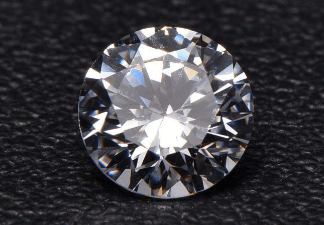 和钻石很相似的锆石是什么？它的价格是多少？