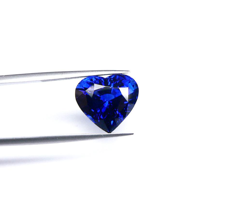 什么样的蓝宝石有着投资价值？鉴定蓝宝石的品质要从哪些方面入手？