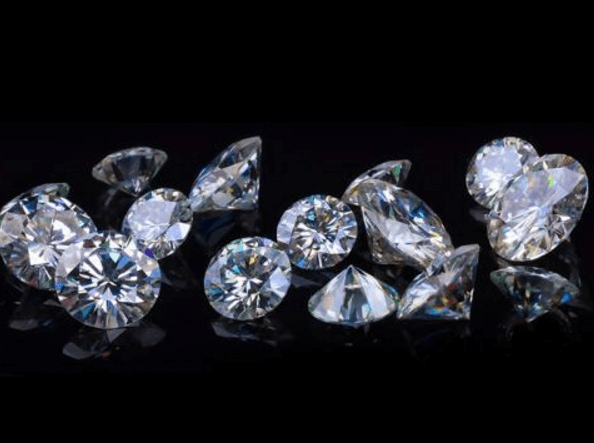 买天然钻石还是人工莫桑钻，选择买哪个更值，钱包说了算