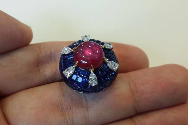 蓝宝石与红宝石的区别在哪里？它们哪一个更为贵重？
