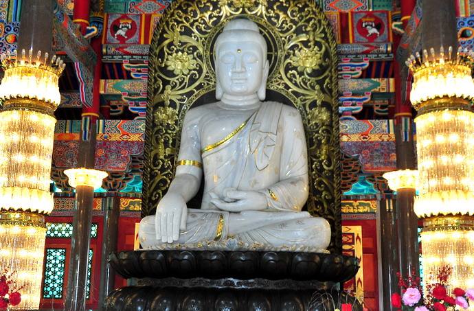 同安梅山寺“镇寺之宝”——重达65吨的全国最大缅甸白玉佛