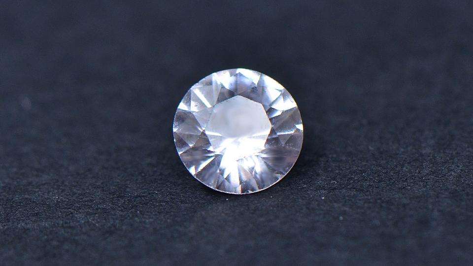白色蓝宝石与钻石的区别在哪里？二者之间哪个更贵？