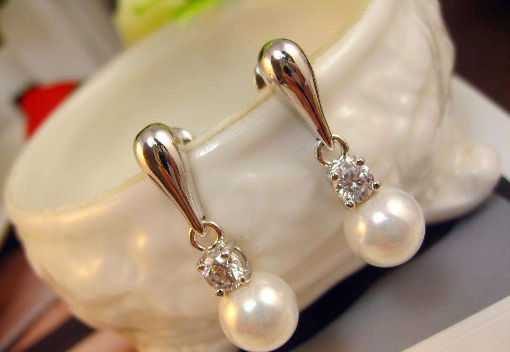 古董级珍珠镶钻耳坠拍出160万英镑高价