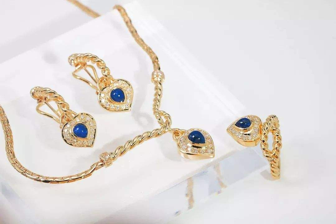 佩戴蓝宝石，要注意服装搭配！你知道服装和蓝宝石怎么搭配更完美吗？