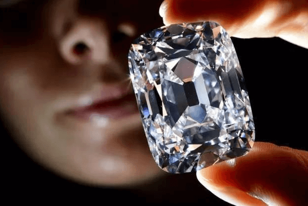 钻石的颜色和重量哪个影响钻石价格多点？介绍必备的钻石选购技巧！