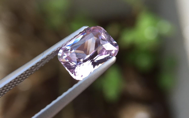 蓝宝石有粉紫色的吗？它的品质和价格如何？
