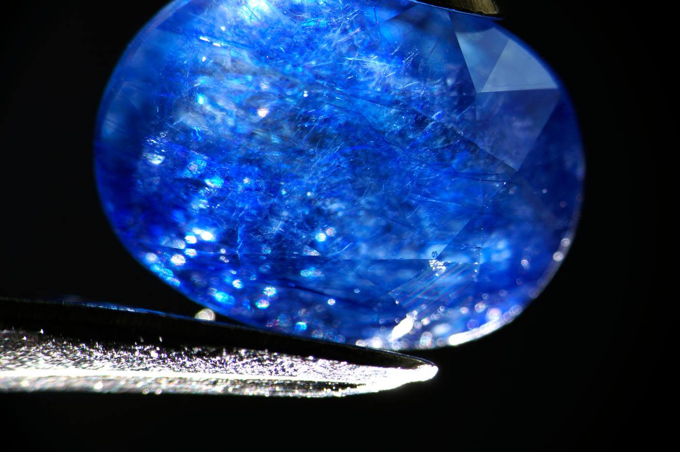 蓝宝石浅色好还是深色好？衡量蓝宝石颜色的标准是什么？