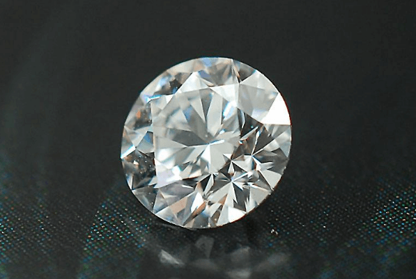 价格80万的5克拉钻石竟然是充填玻璃？跨境旅游买钻石的朋友要注意了！