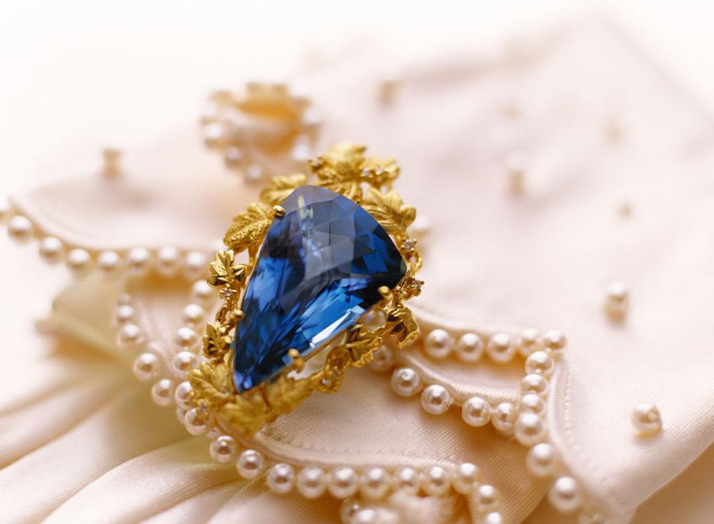 黄金蓝宝石首饰值得人们喜爱吗？黄金蓝宝石首饰需要多少钱？