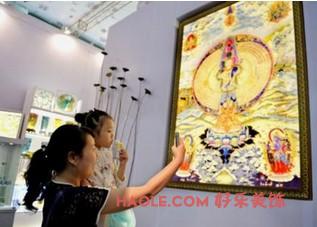 中国第一幅手工彩绘水晶玻璃唐卡在福州亮相