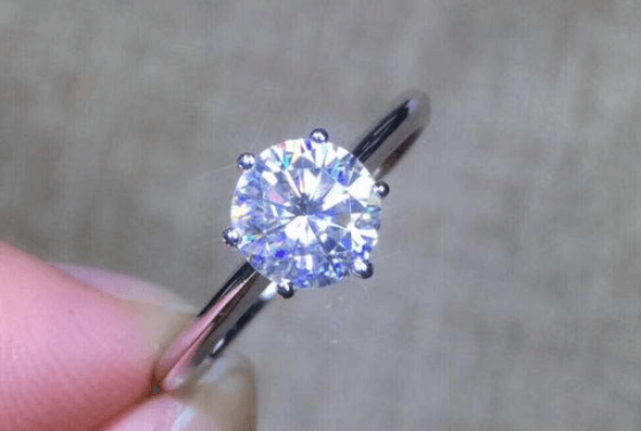 结婚戒指买钻石好还是莫桑钻好？钻石和莫桑石PK