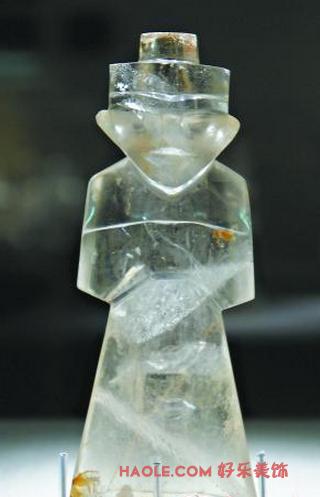 广东省博物馆展出汉代水晶立俑