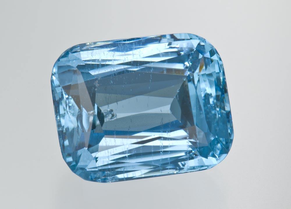 海蓝宝石的特性与价格如何？收藏海蓝宝石有什么好处？