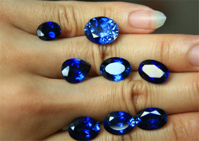 世界最大蓝宝石起名亚当之星 叫卖3亿美元