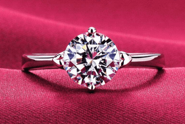 买钻戒应该注重钻石成色还是大小？挑选钻戒需要明确这几个问题！
