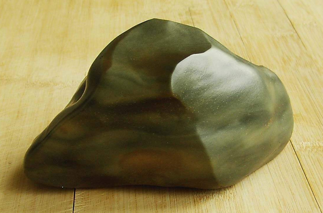 玉雕材料之一：绿泥石（包括绿龙晶）