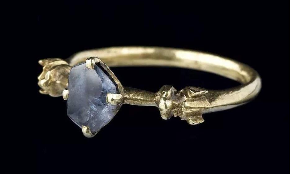 泰国蓝宝石制成的戒指品质如何？泰国蓝宝石值得我们收藏吗？