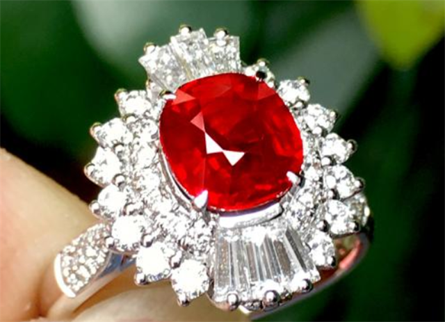 佳士得高价拍出缅甸红宝石戒指