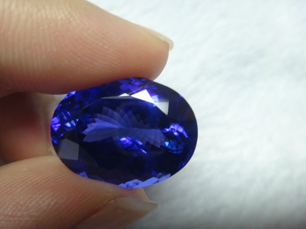 蓝宝石的价格通常多少钱一克？决定蓝宝石价格的因素有哪些？