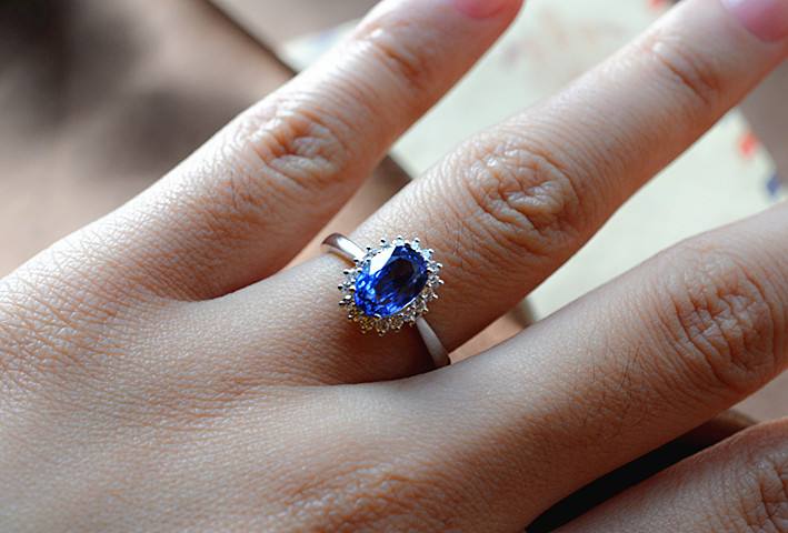 蓝宝石戒指多少钱？为什么人们喜欢将蓝宝石镶嵌在戒指上？