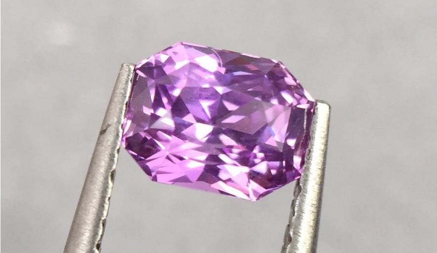 蓝宝石为什么会显现出美丽的紫色？紫色蓝宝石有什么收藏价值？