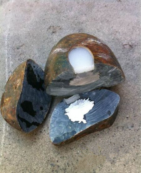 合成玉石籽料揭秘：大理石搭配玻璃和铅块