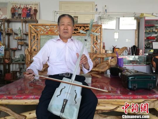 内蒙古工匠创新民族乐器 耗时6年打造玉雕马头琴